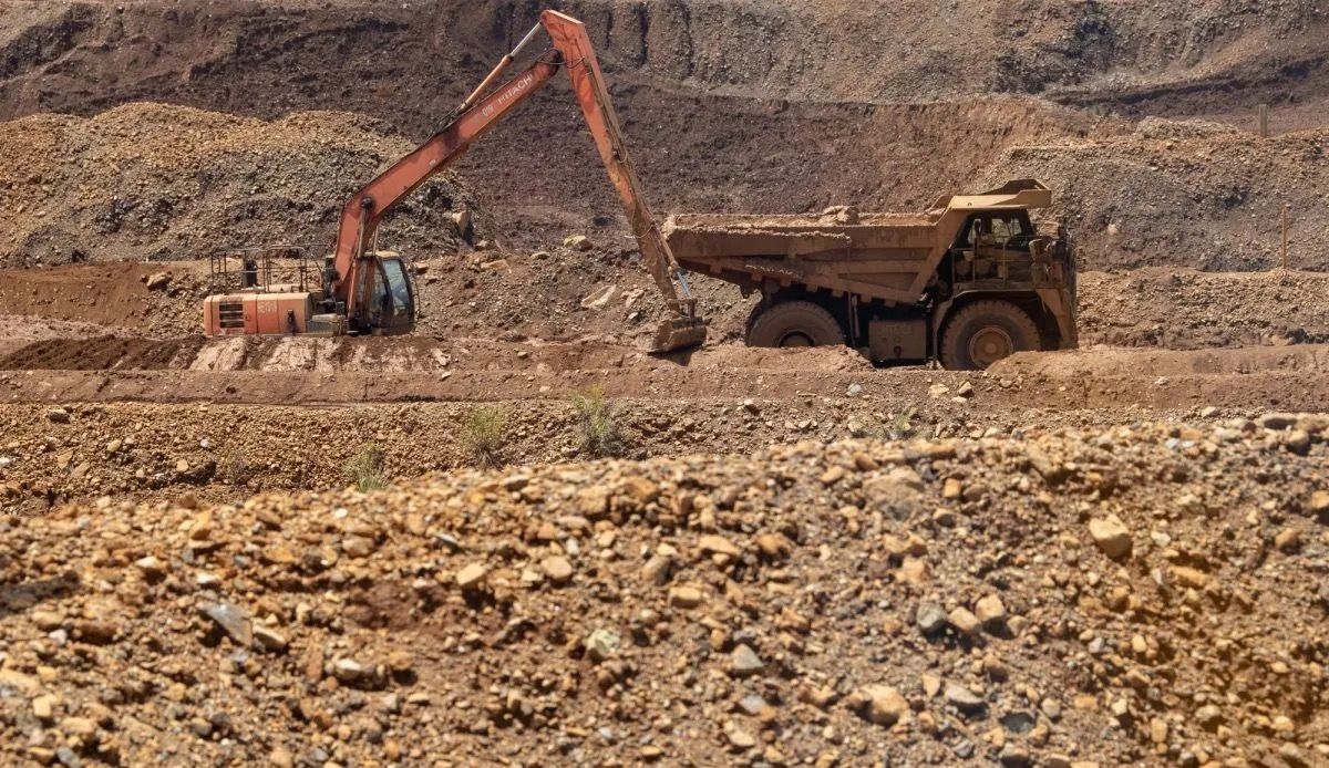 Pekerja menggunakan alat berat mengangkut biji nikel mentah di area stockpile PT Vale Indonesia Tbk di Sorowako, Luwu Timur, Sulawesi Selatan, <b>(Antara)</b>
