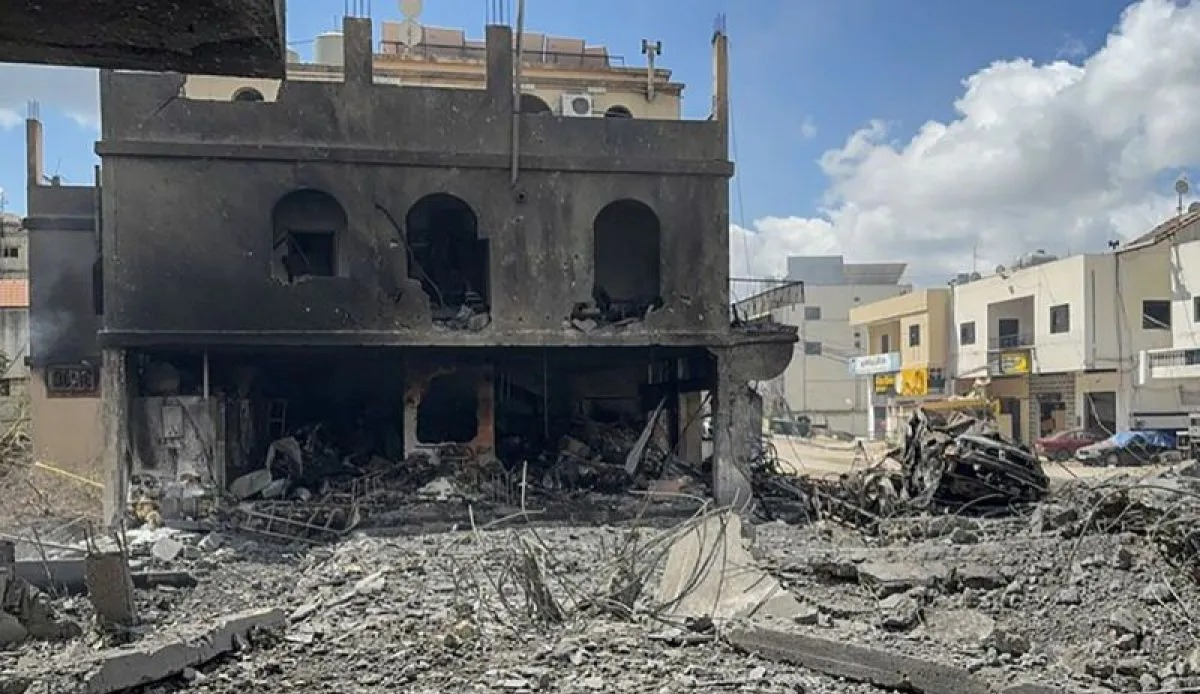 Kerusakan akibat serangan tentara Israel terhadap kota Arab Salim di Kegubernuran Nabatieh, Lebanon selatan pada 9 April 2026. Serangan tersebut menyebabkan kerusakan luas pada bangunan dan kendaraan di lokasi sasaran. ANTARA/Ahmad Kaddoura/Anadolu/p <b>(Antara)</b>