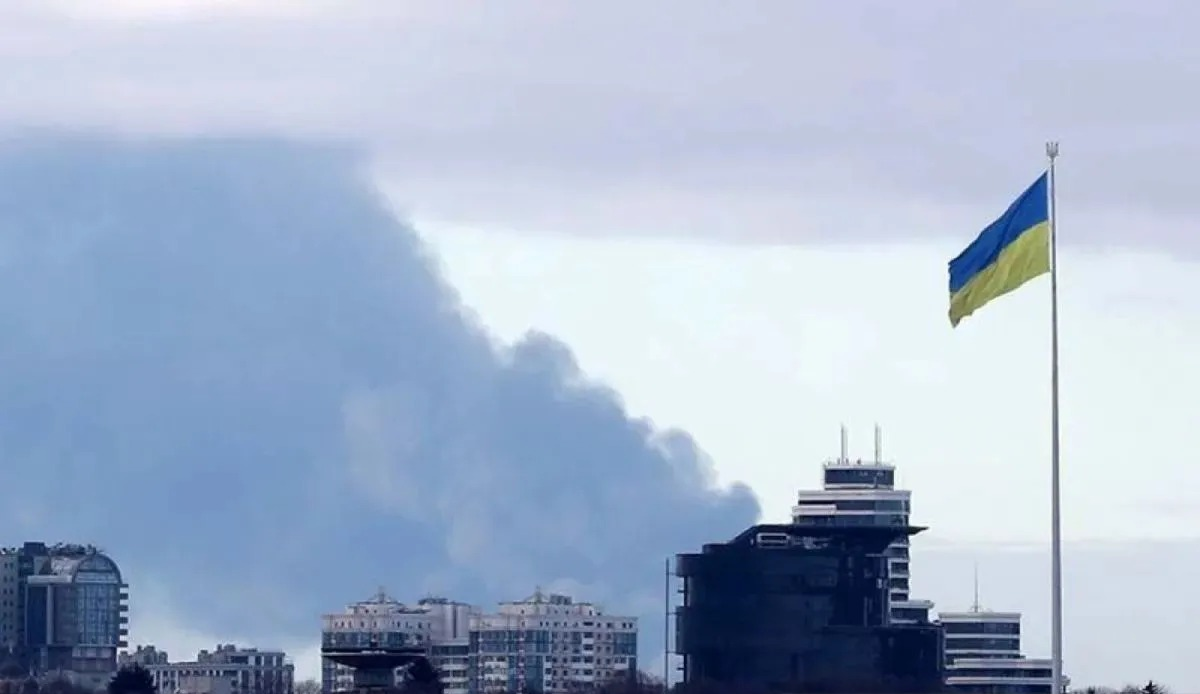 Arsip foto - Asap membubung ke langit di Kiev, Ukraina (27/2/2022). ANTARA/Xinhua/Lu Jinbo/aa. <b>(Antara)</b>