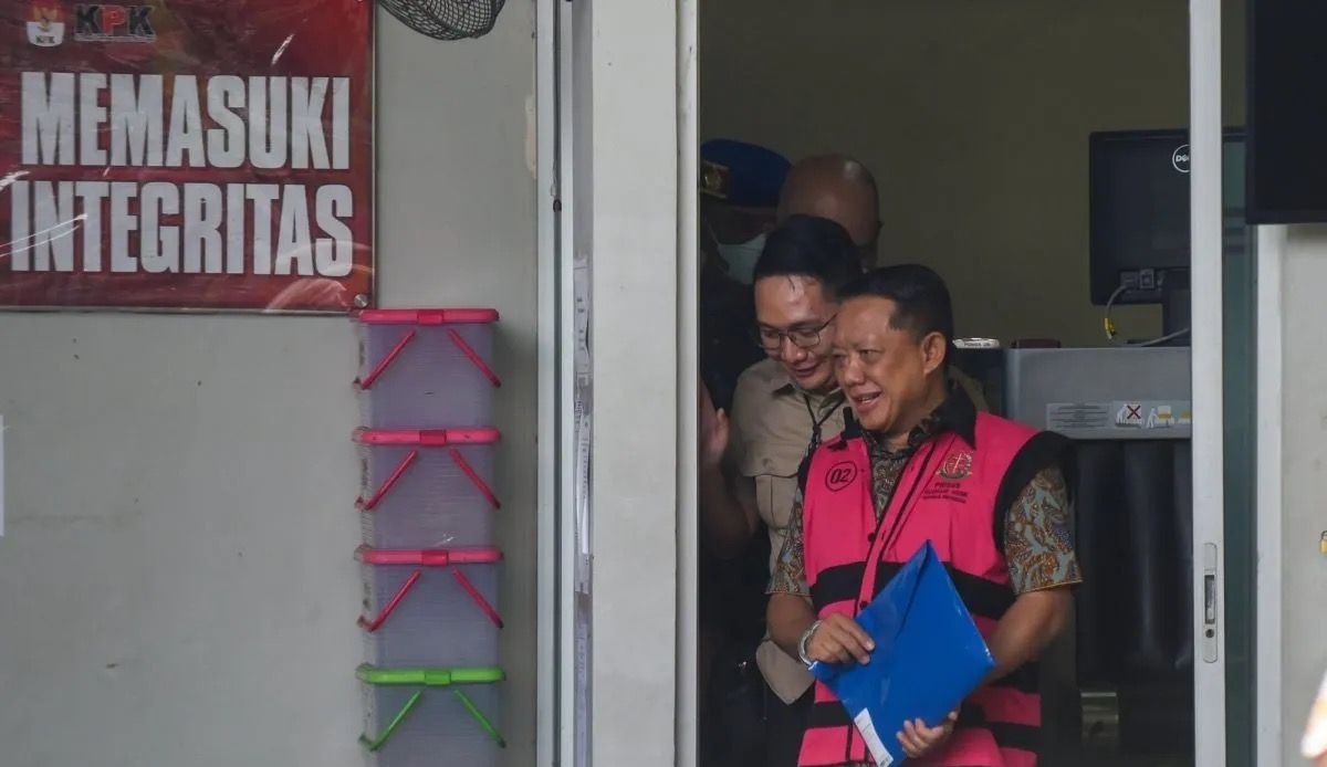Mantan Jaksa Agung Muda Bidang Tindak Pidana Khusus (Jampidsus) Febrie Adriansyah menghadiri pemeriksaan sebagai tersangka kasus dugaan tindak pidana pencucian uang (TPPU) tiba di Gedung Utama Kejaksaan Agung, Jakarta. <b>(Antara)</b>