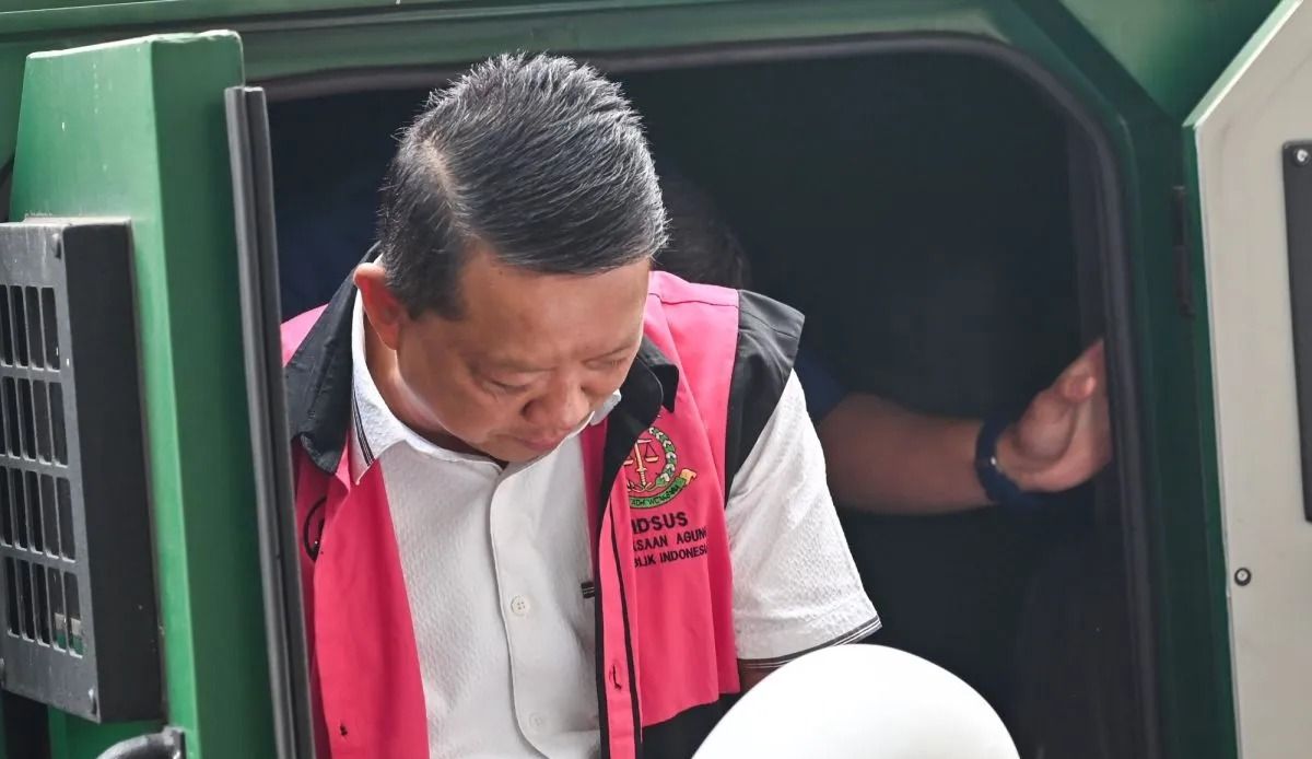 Tersangka kasus dugaan Tindak Pidana Pencucian Uang (TPPU) Febrie Adriansyah (tengah) saat tiba di Gedung Utama Kejaksaan Agung, Jakarta, Kamis, 3 September 2026. Kejaksaan Agung melakukan pemeriksaan lanjutan terhadap mantan Jampidsus Febrie Adrians <b>(Antara)</b>