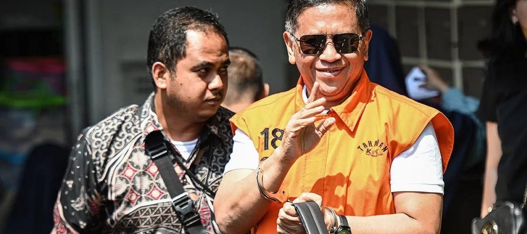 Terpidana kasus dugaan suap pergantian antarwaktu (PAW) untuk anggota DPR Harun Masiku dan perintangan penyidikan, Hasto Kristiyanto (kanan) melambaikan tangan setibanya di Rumah Tahanan Kelas 1 Jakarta Timur Cabang Rutan KPK, Jakarta, Jumat 1 Agustu