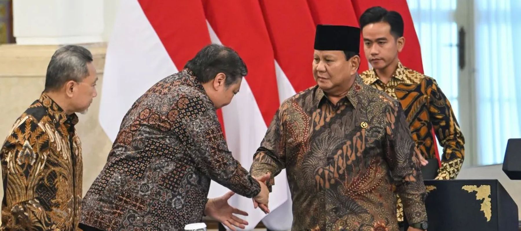 Presiden Prabowo Subianto (kedua kanan) didampingi Wapres Gibran Rakabuming Raka (kanan) menjabat tangan Menko Perekonomian Airlangga Hartarto (kedua kiri) dan Menko Bidang Pangan Zulkifli Hasan (kiri) sebelum Sidang Kabinet Paripurna di Kantor Presi