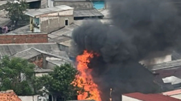 60 Personel Damkar Padamkan Kebakaran Rumah di Cakung