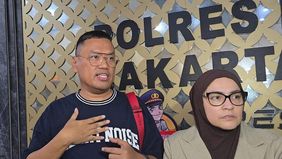 Kepolisian menetapkan enam orang sebagai tersangka terkait kasus penjarahan rumah milik anggota Komisi IX DPR RI, Surya Utama atau yang akrab disapa Uya Kuya, di kawasan Pondok Bambu, Duren Sawit, Jakarta Timur, pada Sabtu 30 Agustus 2025 malam.
