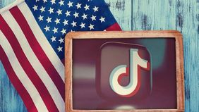 Presiden Amerika Serikat Donald Trump menandatangani perintah eksekutif yang mengizinkan penjualan operasi TikTok di AS kepada konsorsium investor domestik. Langkah ini dilakukan agar aplikasi media sosial tersebut tetap bisa beroperasi di negara itu