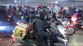 Seorang pemudik asal Tangerang, Banten, bernama Pucul memilih membawa kucing peliharaannya saat melakukan perjalanan mudik melalui Pelabuhan Ciwandan, Kota Cilegon, menuju Lampung untuk merayakan Idul Fitri 1447 Hijriah atau Lebaran 2026.