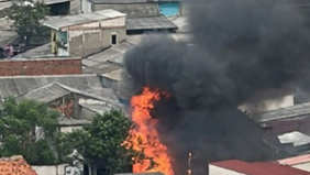 Sebanyak 60 personel dari Suku Dinas Penanggulangan Kebakaran dan Penyelamatan Jakarta Timur dikerahkan untuk menangani kebakaran yang melanda sebuah rumah di kawasan Jalan Bhakti 4 RT 016/RW 08, Komplek BPN, Pulogebang, Cakung.