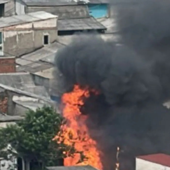 60 Personel Damkar Padamkan Kebakaran Rumah di Cakung