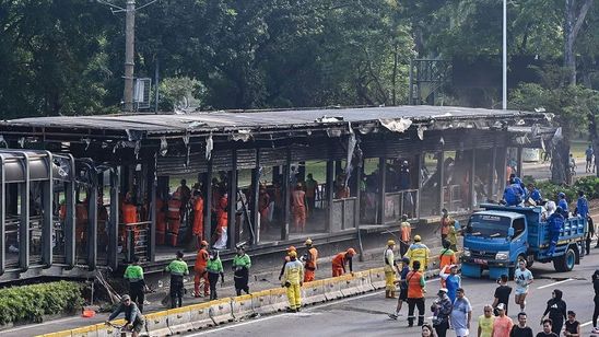 Ratusan Petugas Gabungan Lakukan Aksi Bersih-bersih Fasilitas Umum di Jakarta Selatan