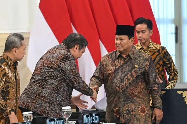 Presiden Prabowo Subianto (kedua kanan) didampingi Wapres Gibran Rakabuming Raka (kanan) menjabat tangan Menko Perekonomian Airlangga Hartarto (kedua kiri) dan Menko Bidang Pangan Zulkifli Hasan (kiri) sebelum Sidang Kabinet Paripurna di Kantor Presi