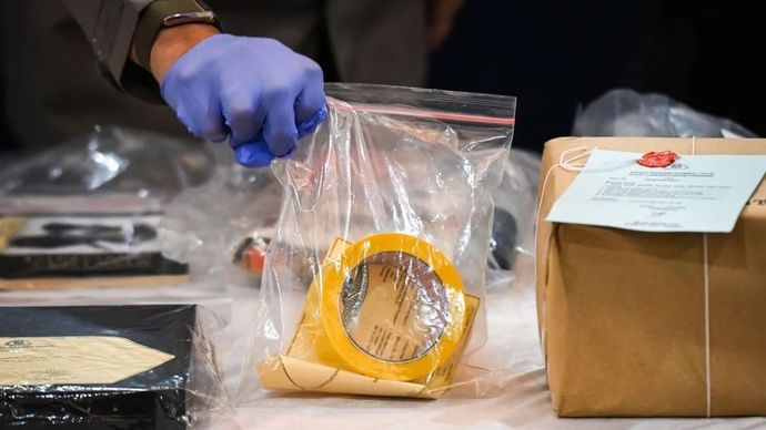 Barang bukti lakban dalam kasus penemuan mayat pegawai negeri sipil Kementerian Luar Negeri (Kemenlu) Arya Daru Pangayunan (ADP).