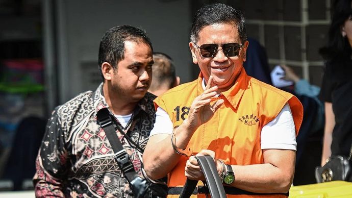 Terpidana kasus dugaan suap pergantian antarwaktu (PAW) untuk anggota DPR Harun Masiku dan perintangan penyidikan, Hasto Kristiyanto (kanan) melambaikan tangan setibanya di Rumah Tahanan Kelas 1 Jakarta Timur Cabang Rutan KPK, Jakarta, Jumat 1 Agustus 2025. ANTARA FOTO/Sulthony Hasanuddin/nym/am.
