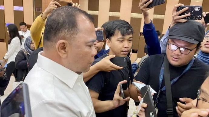 Direktur Tindak Pidana Tertentu (Dirtipidter) Bareskrim Polri Brigjen Pol. Nunung Syaifuddin (kiri) menjawab pertanyaan wartawan di Markas Besar Polri, Jakarta, Rabu 11 Juni 2025. ANTARA/Fath Putra Mulya/am.