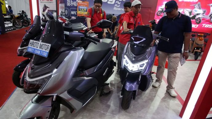 Ilustrasi - Pengunjung melihat sepeda motor listrik terbaru yang dopamerkan dalam pameran otomotif Gaikindo Indonesia International Auto Show (GIIAS) 2025 di Indonesia Convention Exhibition (ICE) BSD, Serpong, Kabupaten Tangerang, Banten, Rabu, 6 Agustus 2025.