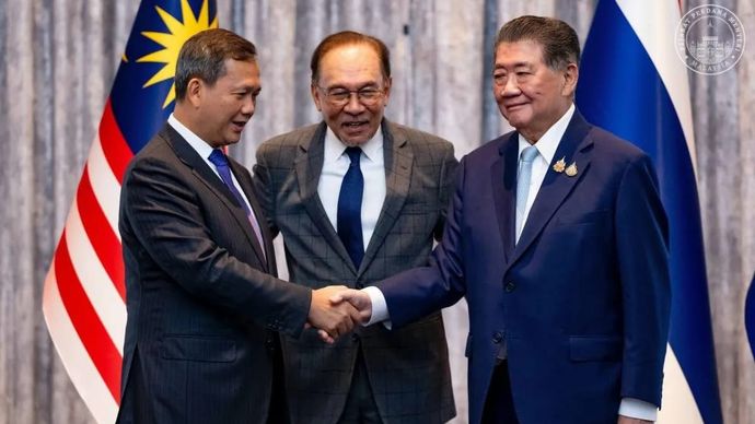 PM Malaysia Anwar Ibrahim menyaksikan kesepakatan damai Pejabat Perdana Menteri Thailand Phumtham Wechayachai dengan Perdana Menteri Kamboja Hun Manet di Putrajaya, Malaysia, Senin 28 Juli 2025. ANTARA/HO-Telegram Anwar Ibrahim