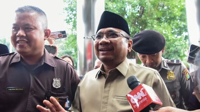 Arsip foto - Mantan Menteri Agama Yaqut Cholil Qoumas (tengah) berjalan menuju Gedung Merah Putih KPK, Jakarta, Kamis, 7 Agustus 2025. Yaqut Cholil Qoumas akan dimintai keterangan oleh KPK dalam penyelidikan kasus dugaan korupsi kuota haji khusus 2024.