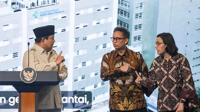 Presiden Prabowo Subianto (kiri) berbincang dengan Menkes Budi Gunadi Sadikin (tengah) dan Menkeu Sri Mulyani (kanan) saat meresmikan Gedung Layanan Terpadu dan Institut Neurosains Nasional Rumah Sakit Pusat Otak Nasional (RSPON) Prof. Dr. dr. Mahar Mardjono, Jakarta, Selasa (26/8/2025). Presiden Prabowo menyampikan bahwa Rumah Sakit tersebut tidak hanya berfungsi sebagai pusat layanan kesehatan, tetapi juga sebagai wadah pendidikan dan penelitian khususnya bagi para dokter spesialis di bidang syaraf dan otak. ANTARA FOTO/Muhammad Adimaja/nym/pri.