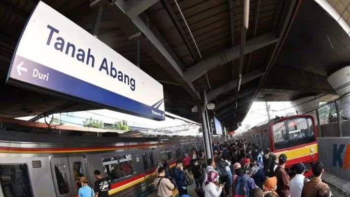 Arsip foto - Sejumlah calon penumpang menunggu rangkaian gerbong kereta rel listrik (KRL) Commuter Line Jabodetabek tiba di Stasiun KA Tanah Abang, Jakarta. ANTARA FOTO/Aditya Pradana Putra/wsj/aa.