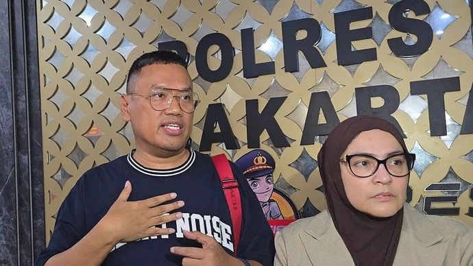 Anggota Komisi IX DPR RI (nonaktif) Surya Utama atau yang kerap disapa Uya Kuya bersama sang istri Astrid saat mendatangi Mapolres Metro Jakarta Timur, Rabu 3 September 2025. ANTARA/Siti Nurhaliza/aa.