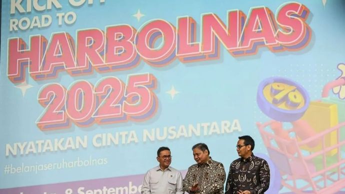 Menko Perekonomian Airlangga Hartarto (tengah) berbincang dengan Menteri Perdagangan Budi Santoso (kiri) dan Ketua Umum idEA Hilmi Adrianto (kanan) pada pembuka Hari Belanja Online Nasional (Harbolnas) 2025 di Jakarta, Senin (8/9/2025). Menko Airlangga Hartarto menekankan agar Harbolnas 2025 yang dilaksanakan pada 10-16 Desember 2025 mendorong kinerja UMKM dengan menargetkan 50 persen produk yang dijual merupakan produk lokal dan menargetkan transaksi sebesar Rp35 triliun. ANTARA FOTO/Asprilla Dwi Adha/rwa/pri.