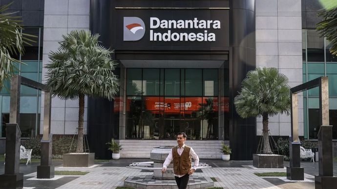 Pegawai berjalan di halaman Wisma Danantara Indonesia, Jakarta, Senin, 8 September 2025. Dalam enam bulan pertama operasionalnya, Danantara mencatat sejumlah capaian penting, salah satunya keberhasilan memperoleh pendanaan sebesar 10 miliar dolar AS atau setara dengan Rp163,18 triliun dari konsorsium 12 bank asing.