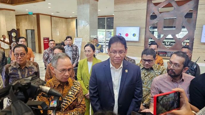 Ketua Dewan Komisioner (DK) OJK Mahendra Siregar (kiri) dan Menteri Keuangan RI Purbaya Yudhi Sadewa (kanan) memberi keterangan kepada awak media di Kantor Direktorat Jenderal Pajak, Jakarta, Selasa, 16 September 2025.
