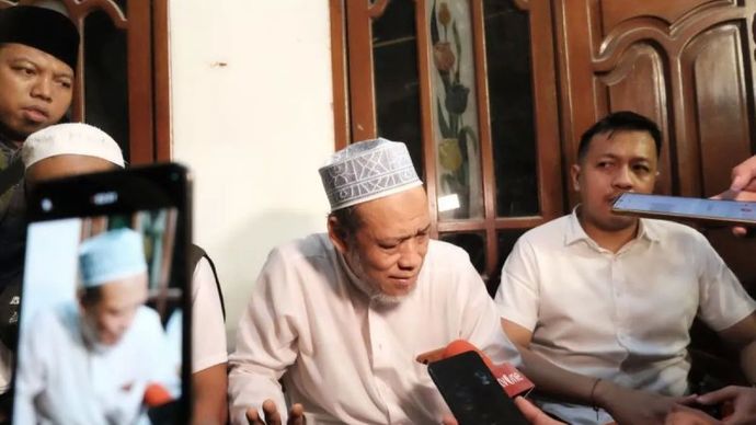 Pengasuh Ponpes Putra Al Khoziny Kecamatan Buduran, Sidoarjo, KH Raden Abdus Salam Mujib saat memberikan keterangan kepada awak media di sekitar lokasi kejadian, Senin, 29 September 2025.
