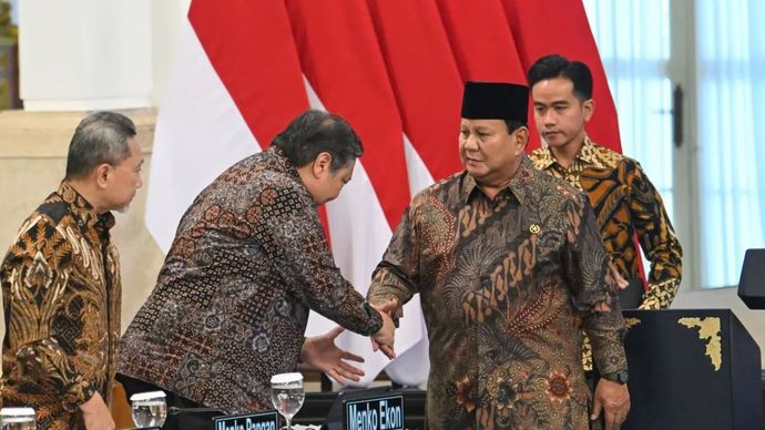 Presiden Prabowo Subianto (kedua kanan) didampingi Wapres Gibran Rakabuming Raka (kanan) menjabat tangan Menko Perekonomian Airlangga Hartarto (kedua kiri) dan Menko Bidang Pangan Zulkifli Hasan (kiri) sebelum Sidang Kabinet Paripurna di Kantor Presiden, Istana Kepresidenan, Jakarta, Senin (20/10/2025). Sidang kabinet paripurna yang bertepatan dengan setahun masa pemerintahan Presiden Prabowo dan Wapres Gibran tersebut membahas realisasi pada 2025 dan rencana kerja pada 2026 terkait program kerja Kabinet Merah Putih di sejumlah bidang, dari ekonomi, bidang pangan, energi, pemberantasan kemiskinan, hingga pembangunan SDM. 