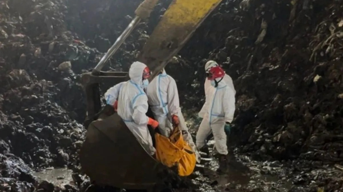 Sejumlah petugas Badan SAR Nasional Baasarnas melakukan evakuasi korban longsoran sampah di Tempat Pengolahan Sampah Terpadu (TPST) Bantargebang, Jawa Barat, Senin 9 Maret 2026. ANTARA/HO-Basarnas.