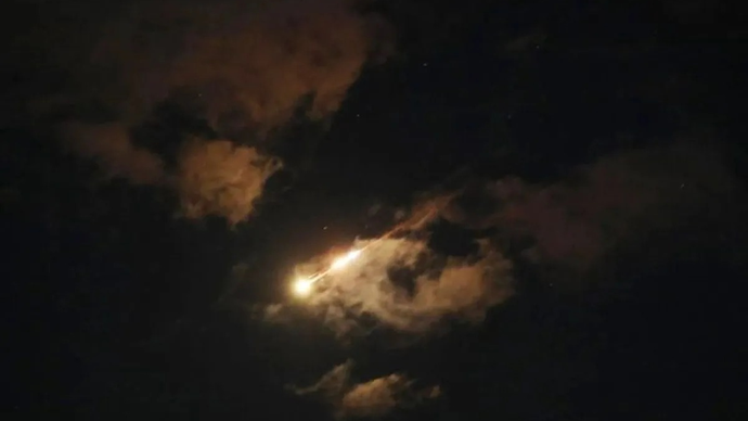 Ilustrasi - Rudal yang diluncurkan dari Iran menuju Israel terlihat di atas Hebron, Palestina. (ANTARA/Anadolu/as)