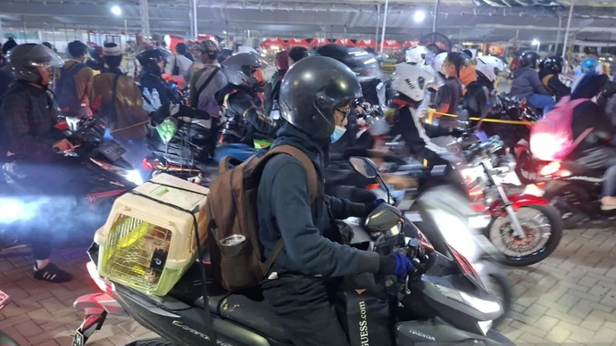 Seorang pemudik membawa kucing peliharaan mudik di Pelabuhan Ciwandan, Kota Cilegon, Banten, Selasa 17 Maret 2026 dini hari. ANTARA/Desi Purnama Sari