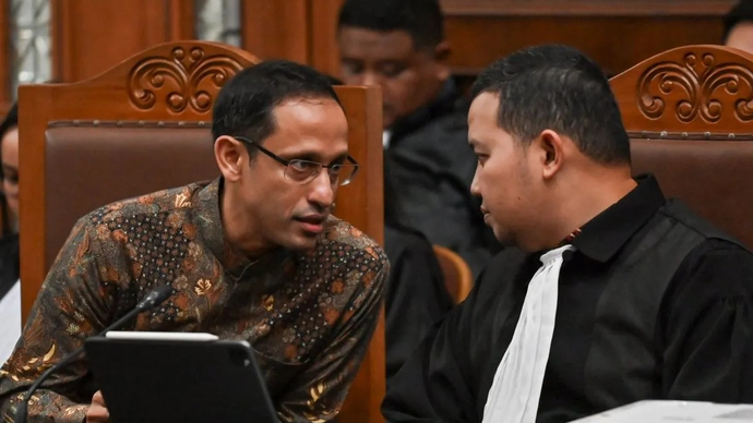 Terdakwa kasus dugaan korupsi pengadaan laptop Chromebook dalam program digitalisasi pendidikan di Kemendikbudristek Nadiem Makarim (kiri) berbincang dengan kuasa hukumnya saat sidang lanjutan di Pengadilan Tipikor, Jakarta, Kamis (5/3/2026). Dalam sidang tersebut Jaksa Penuntut Umum menghadirkan sepuluh orang saksi yang tiga di antaranya merupakan saksi mahkota atau terdakwa lainnya dalam satu berkas pidana yang sama yaitu mantan konsultan teknologi Kemendikbudristek Ibrahim Arief alias Ibam, mantan Direktur Sekolah Dasar Kemendikbudristek Sri Wahyuningsih, dan mantan Direktur SMP Mulyatsyah. ANTARA FOTO/Fakhri Hermansyah/hma/tom. (ANTARA FOTO/FAKHRI HERMANSYAH)