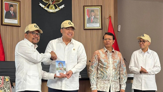 Kepala Staf Kepresidenan Muhammad Qodari (kiri) menyerahkan 