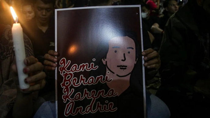 Aktivis membentangkan poster dalam aksi solidaritas doa bersama untuk Andrie Yunus di depan Kantor Komnas HAM, Jakarta, Selasa (17/3/2026). Aksi tersebut dalam rangka memberikan dukungan kepada Andrie Yunus yang tengah menjalani perawatan usai mengalami teror penyiraman air keras oleh orang tak dikenal pada Kamis (12/3) malam. ANTARA FOTO/Darryl Ramadhan/foc.