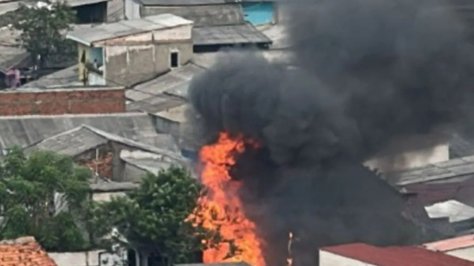 Kebakaran rumah di kawasan Jalan Bhakti 4 RT 016/RW 08, Komplek BPN, Pulogebang, Cakung, Jakarta Timur, Rabu 15 April 2026. ANTARA/HO-Sudin Gulkarmat Jakarta Timur.