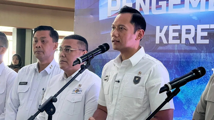 Menteri Koordinator Bidang Infrastruktur dan Pembangunan Kewilayahan Agus Harimurti Yudhoyono (AHY) memberi keterangan kepada awak media usai rapat koordinasi Pengembangan Jaringan Kereta Api Nasional di Stasiun Tanah Abang Baru, Jakarta, Rabu (22/4/2026. ANTARA/Harianto