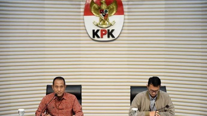 Plt. Direktur Penyidikan KPK Achmad Taufik Husein (kiri) didampingi Juru Bicara KPK Budi Prasetyo (kanan) memberikan keterangan dalam konferensi pers penahanan tiga tersangka kasus dugaan korupsi pengadaan digitalisasi SPBU Pertamina di Gedung Merah Putih KPK, Jakarta, Selasa, 4 Agustus 2026.