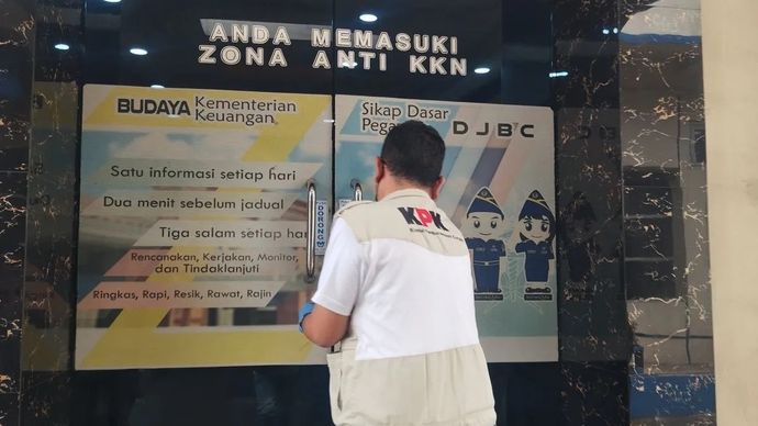 Angota KPK dengan memakai rompi tengah menuju kantor pelayanan setelah keluar deri ruangan kantor Kepala KPPBC Tipe Madya Kudus, Jawa Tengah, Rabu (28/10/2026). 