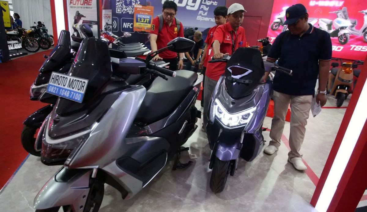 Ilustrasi - Pengunjung melihat sepeda motor listrik terbaru yang dopamerkan dalam pameran otomotif Gaikindo Indonesia International Auto Show (GIIAS) 2025 di Indonesia Convention Exhibition (ICE) BSD, Serpong, Kabupaten Tangerang, Banten, Rabu, 6 Agu <b>(Antara)</b>