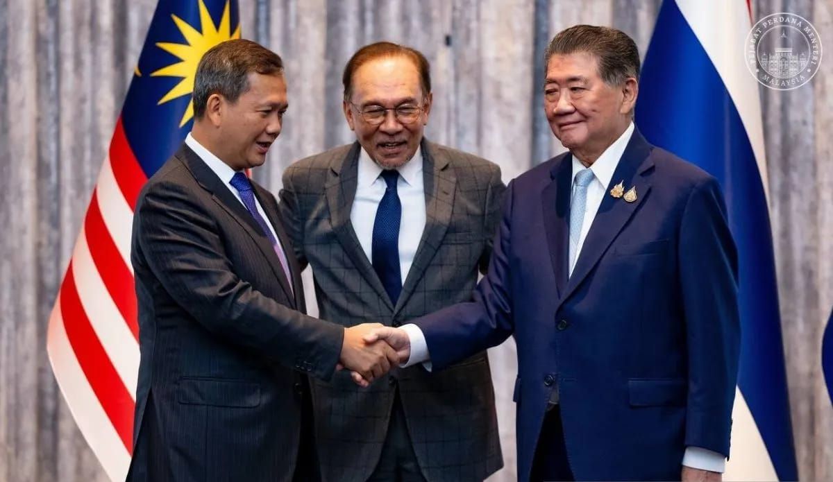 PM Malaysia Anwar Ibrahim menyaksikan kesepakatan damai Pejabat Perdana Menteri Thailand Phumtham Wechayachai dengan Perdana Menteri Kamboja Hun Manet di Putrajaya, Malaysia, Senin 28 Juli 2025. ANTARA/HO-Telegram Anwar Ibrahim <b>(Antara)</b>