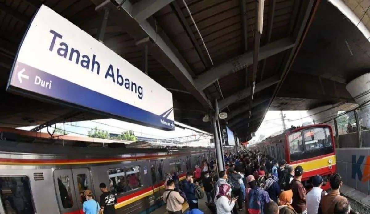 Arsip foto - Sejumlah calon penumpang menunggu rangkaian gerbong kereta rel listrik (KRL) Commuter Line Jabodetabek tiba di Stasiun KA Tanah Abang, Jakarta. ANTARA FOTO/Aditya Pradana Putra/wsj/aa. <b>(Antara)</b>