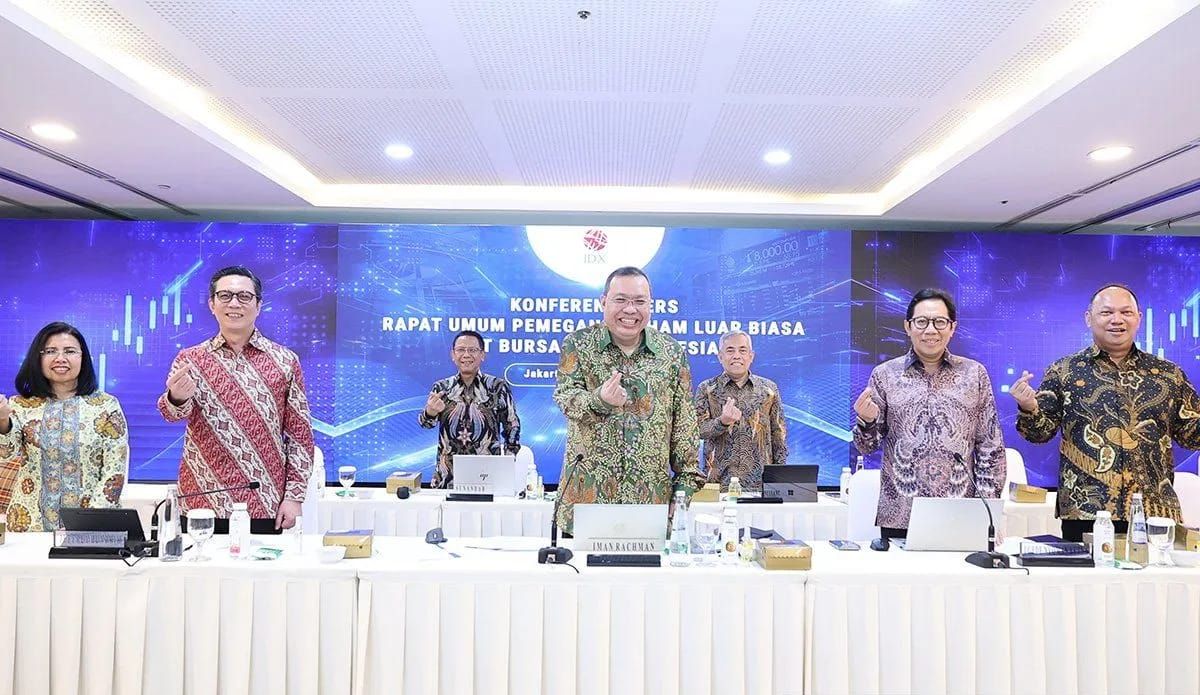Jajaran direksi PT Bursa Efek Indonesia (BEI) dalam konferensi pers Rapat Umum Pemegang Saham Luar Biasa (RUPSLB) BEI Tahun 2025 di Jakarta, Rabu 29 oktober 2025.  <b>(ANTARA/HO-Humas BEI/aa. (Handout Humas BEI))</b>