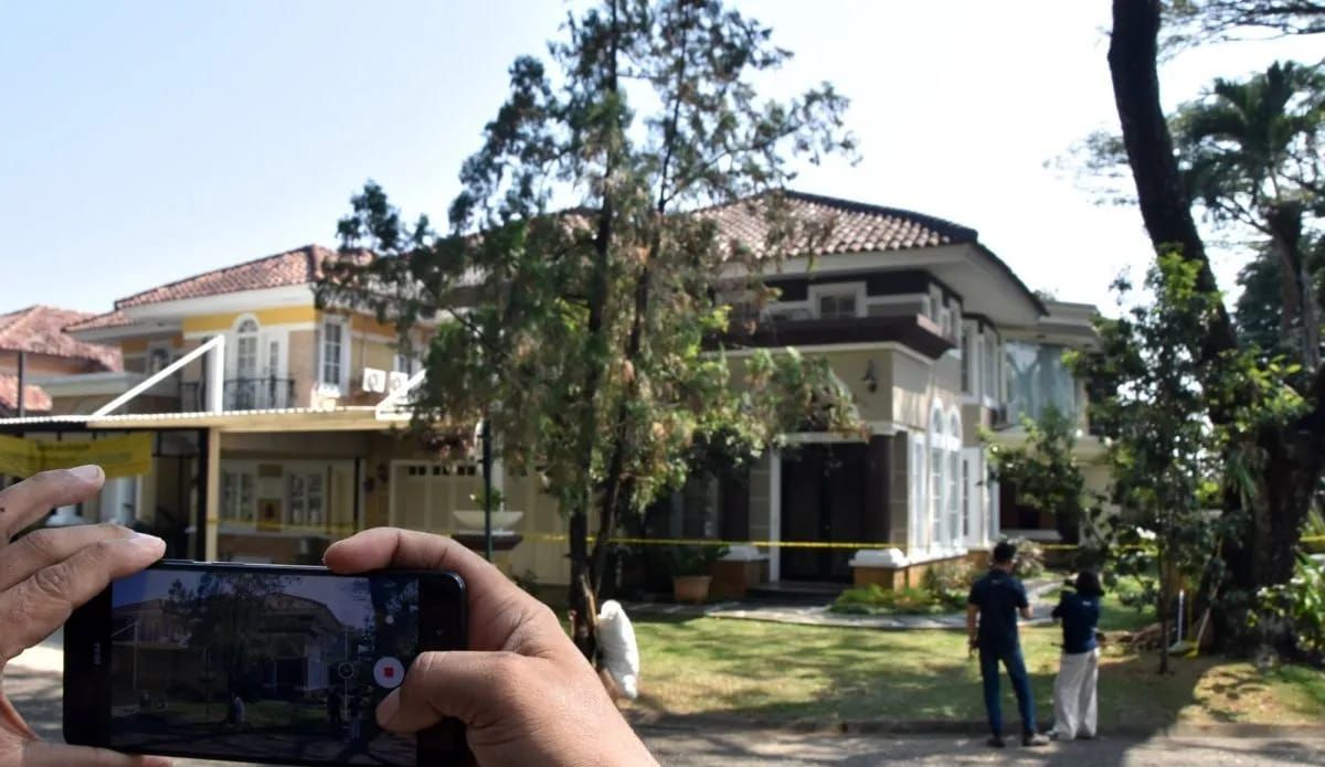 Suasana rumah mewah yang dipasangi garis polisi usai penggeledahan di kawasan Sentul, Babakan Madang, Kabupaten Bogor, Jawa Barat, Kamis, Juli 2026. <b>(Antara)</b>