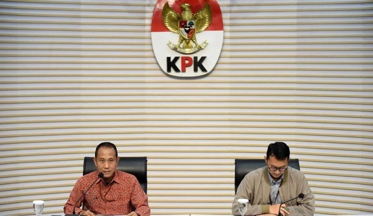 Plt. Direktur Penyidikan KPK Achmad Taufik Husein (kiri) didampingi Juru Bicara KPK Budi Prasetyo (kanan) memberikan keterangan dalam konferensi pers penahanan tiga tersangka kasus dugaan korupsi pengadaan digitalisasi SPBU Pertamina di Gedung Merah  <b>(Antara)</b>