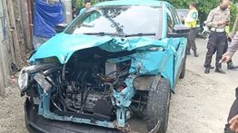 Mobil Taksi Green SM Tersambar Kereta di Cengkareng, Penumpang Marah ke Sopir