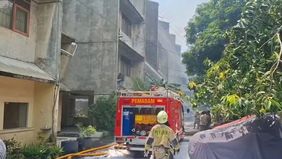 Petugas Suku Dinas Penanggulangan Kebakaran dan Penyelamatan (Gulkarmat) Jakarta Barat berhasil mengatasi kebakaran yang terjadi di lantai empat asrama polisi di kawasan Kalideres, Jakarta Barat, pada Jumat, 17 April 2026.