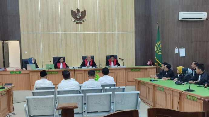 Kelima terdakwa kasus korupsi pembangunan laboratorium kesehatan daerah (Labkesda) tahun anggaran 2023 saat mendengarkan Ketua Majelis Hakim PN Tipikor Bengkulu membacakan vonis di Kota Bengkulu, Senin (27/4/2026). ANTARA/Anggi Mayasari