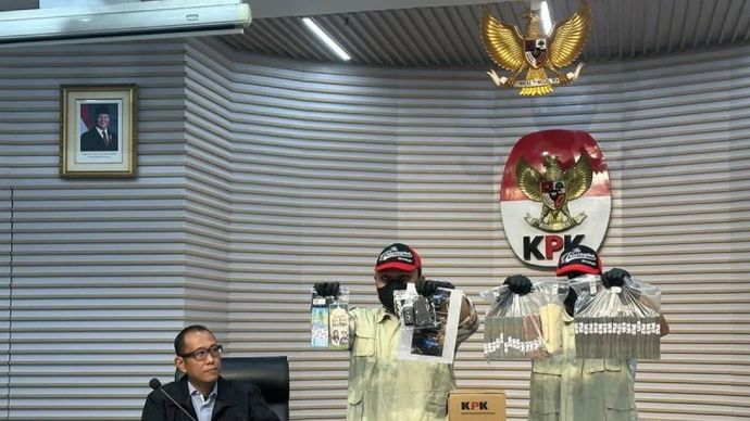 Pelaksana Tugas Direktur Penyidikan Komisi Pemberantasan Korupsi Achmad Taufik Husein (kiri) mempersilakan dua petugas menampilkan barang bukti kasus dugaan suap untuk pengondisian audit BPK pada Pemkab Muara Enim tahun anggaran 2025, di Gedung Merah Putih KPK, Jakarta, Kamis, 11 Juni 2026.
