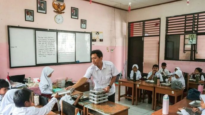 Guru membagikan paket Makan Bergizi Gratis (MBG) kepada siswa di SDN Pejaten Barat 01, Pasar Minggu, Jakarta, Selasa, 4 September 2026. Kementerian Keuangan mencatat realisasi Belanja Pemerintah Pusat (BPP) mencapai Rp1.298,6 triliun atau tumbuh 29,4 persen secara tahunan, yang antara lain didorong pelaksanaan program Makan Bergizi Gratis (MBG), penyaluran bantuan sosial, pembangunan infrastruktur, pembayaran tunjangan hari raya (THR) dan gaji ke-13, manfaat pensiun, subsidi dan kompensasi bahan bakar minyak (BBM) dan listrik.
